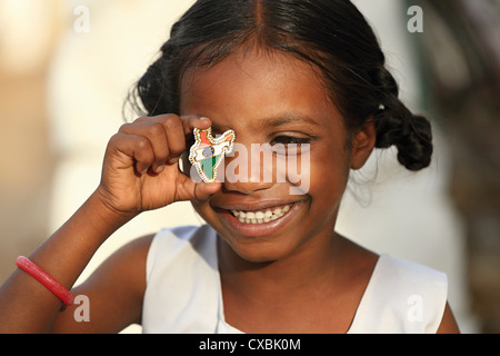 Indische Schulmädchen Dhanama mit wenig Indien Karte pins Andhra Pradesh in Indien Stockfoto