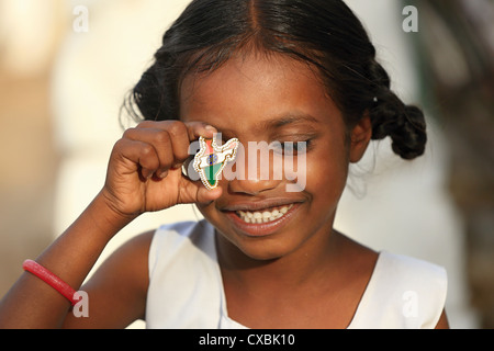 Indische Schulmädchen Dhanama mit wenig Indien Karte pins Andhra Pradesh in Indien Stockfoto