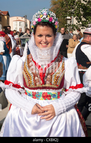 Frau trägt Folk Kleid im Herbst fest mit Recht fest, mährischen Slovacko Dorf Zdanice, Brnensko, Tschechische Republik Stockfoto