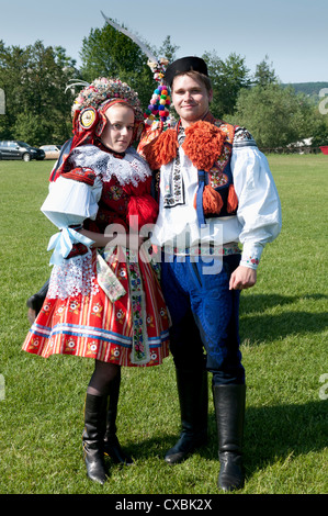 Frau und Mann gekleidet in Volkstracht während der Königsritt, Dorf Vlcnov, Zlinsko, Tschechische Republik, Europa Stockfoto