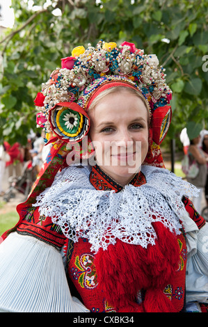 Frau trägt Vlcnov Folk Kleid während der Fahrt des Kings Festivals, Vlcnov, Zlinsko, Tschechische Republik, Europa Stockfoto