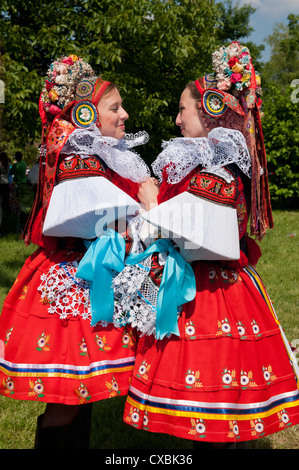 Junge Frauen tragen Vlcnov Volkstracht während der Fahrt des Kings Festivals, Vlcnov, Zlinsko, Tschechische Republik, Europa Stockfoto