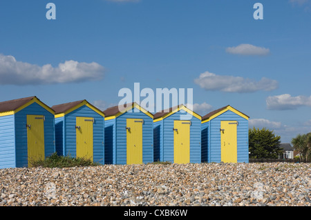 Fünf blaue Strandhütten mit gelben Türen, Littlehampton, West Sussex, England, Vereinigtes Königreich, Europa Stockfoto