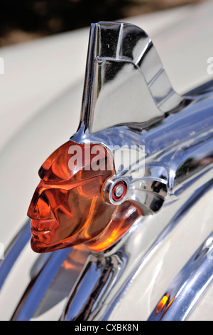 Pontiac-Plakette, 1950 Lucite Red Indian Chief auf Chrome, der auf des amerikanische Autos Motorhaube oder Haube montiert ist. Stockfoto