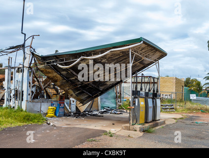 Ausgebrannt, Tankstelle auf Newell Highway, NSW, Australien Stockfoto