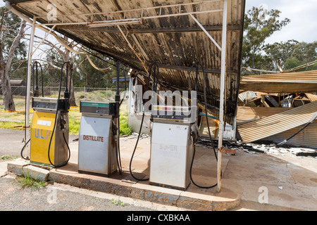 Ausgebrannt, Tankstelle auf Newell Highway, NSW, Australien Stockfoto