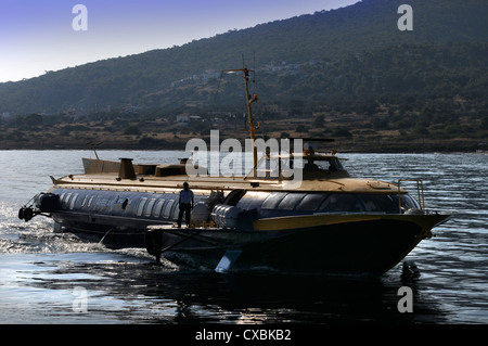 Ein Ägäis Flying Dolphin kommt auf der Insel Agistri aus dem Hafen von Piräus in Athen Griechenland Stockfoto