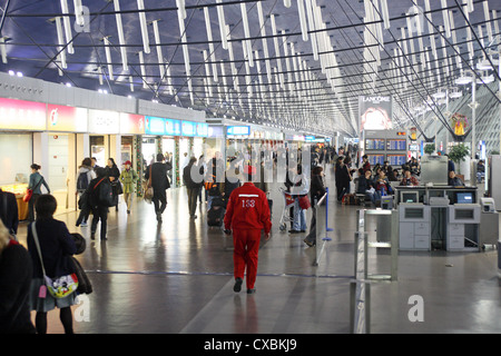 Reisende im Terminal des Flughafens Pudong Shanghai Stockfoto