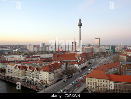 Berlin, Nikolaiviertel, St.-Nikolaus-Kirche, Rotes Rathaus, Fernsehturm, Park Inn Hotel, Muehl Damm Stockfoto