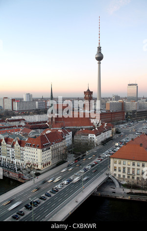 Berlin, Muehl Damm mit Spree, Nikolaiviertel, St. Nicholas Church, Rotes Rathaus, Fernsehturm, Park Inn Hotel Stockfoto