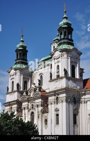 Nahaufnahme von die weiße Fassade der St. Nicholas Church, Prag, Tschechische Republik Stockfoto