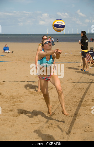 Volleyball am Strand Skegness Stockfoto