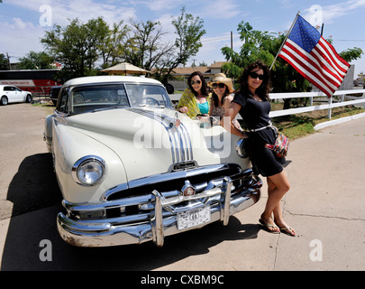 Junge weibliche Reisende mit einem amerikanischen Oldtimer außerhalb des legendären Blue Swallow Motel, Route 66, Tucumcari, New Mexico Stockfoto