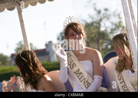 Karneval-Gericht, Miss Münster, Whistable Karnevalszug, Kent, England, UK Stockfoto