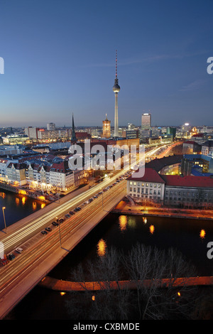 Berlin, Muehl Damm mit Spree, Nikolaiviertel, St.-Nikolaus-Kirche, Rotes Rathaus, Fernsehturm, Park Inn Hotel Stockfoto