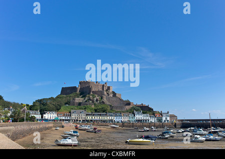 Mont Hochmuts mit Blick auf den Hafen von Gorey auch namens Gorey Castle Stockfoto