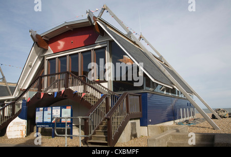 RNLI Lifeboat Bahnhofsgebäude Aldeburgh Suffolk England Stockfoto