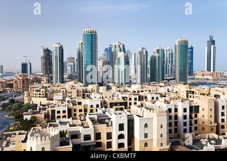 Skyline der Stadt, erhöhten Blick auf die Dubai Mall und Burj Khalifa Park, Dubai, Vereinigte Arabische Emirate, Naher Osten Stockfoto