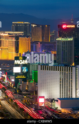 Erhöhte Abenddämmerung Blick auf die Hotels und Casinos entlang des Strip, Las Vegas, Nevada, Vereinigte Staaten von Amerika, Nordamerika Stockfoto