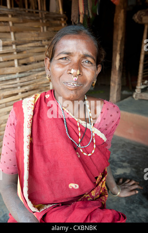 Desia Kondh Indianerin tragen traditionelle gold Noserings und Ohrringe, Bissam Cuttack, Orissa, Indien, Asien Stockfoto