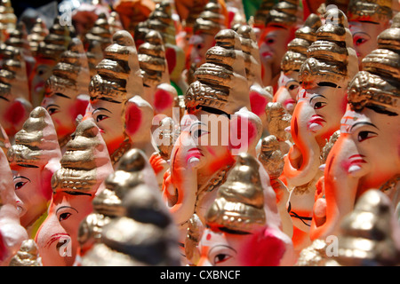 Idole der hinduistischen Ganesha zum Verkauf auf den Straßen von Bangalore, Indien auf die Eve von Ganesh chaturthi Stockfoto