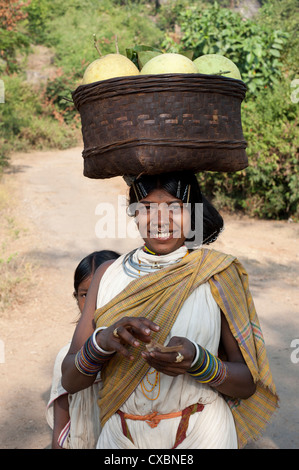 Dunguria Kondh Tribeswoman tragen traditionelle Stammes-Hairgrips und Schmuck, Korb von Melonen, Bissam Cuttack, Orissa Stockfoto