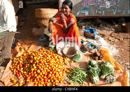 Frau am Straßenrand Gemüse stall Verkauf Tomaten, Bohnen und Blumenkohl, ländlichen Orissa, Indien, Asien Stockfoto