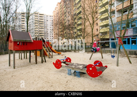 Berlin, einen Kinderspielplatz in einem Hochhaus Immobilien Kindertagesstaette Stockfoto