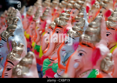 Idole der hinduistischen Ganesha zum Verkauf auf den Straßen von Bangalore, Indien auf die Eve von Ganesh chaturthi Stockfoto