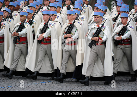 Fremde Legion Soldaten marschieren, während die französischen Militärparade für Meuterei auf der Astral Stockfoto