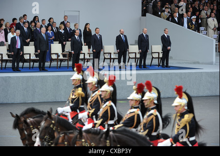 Reiten Kavallerieoffiziere vorbei französische Präsident Francois Hollande während der Militärparade für Meuterei auf der Astral Stockfoto