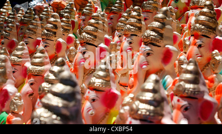 Idole der hinduistischen Ganesha zum Verkauf auf den Straßen von Bangalore, Indien auf die Eve von Ganesh chaturthi Stockfoto