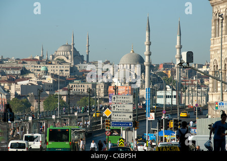 ISTANBUL, TÜRKEI. Ein Blick vom Karakoy über die Galata-Brücke in Eminönü. 2012. Stockfoto