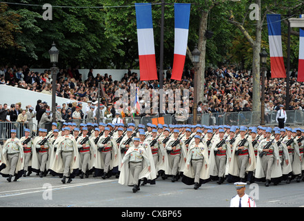 Fremde Legion Soldaten marschieren, während die französischen Militärparade für Meuterei auf der Astral Stockfoto