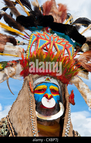 Bunt gekleidet und Gesicht gemalt lokale Stammesangehörige feiert die traditionelle Sing Sing im Hochland von Papua-Neuguinea Stockfoto