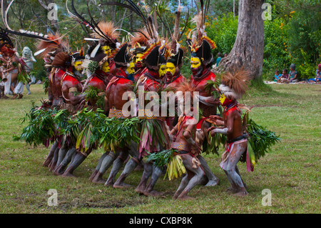 Bunt gekleidet und Gesicht bemalte lokalen Stämme feiert die traditionelle Sing Sing in Paya, Papua-Neu-Guinea, Melanesien Stockfoto