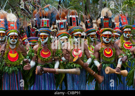 Bunt gekleidet und Gesicht bemalte lokalen Stämme feiert die traditionelle Sing Sing in Paya, Papua-Neu-Guinea, Melanesien Stockfoto