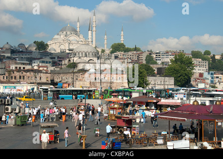 ISTANBUL, TÜRKEI. Eine geschäftige Straßenszene in Eminönü Bezirk mit dem Rustem Pasha und Süleymaniye Moscheen hinter. 2012. Stockfoto