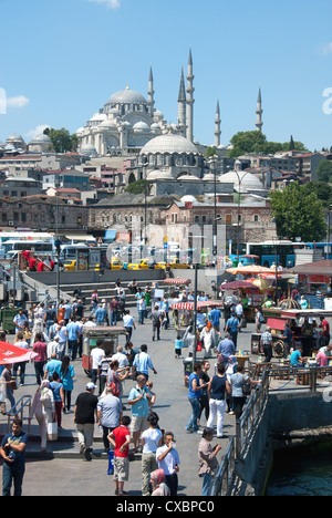 ISTANBUL, TÜRKEI. Eine geschäftige Straßenszene in Eminönü Bezirk mit dem Rustem Pasha und Süleymaniye Moscheen hinter. 2012. Stockfoto