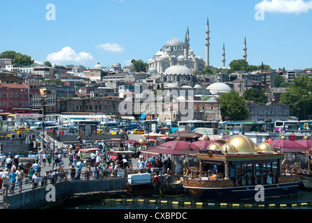 ISTANBUL, TÜRKEI. Eine geschäftige Straßenszene in Eminönü Bezirk mit dem Rustem Pasha und Süleymaniye Moscheen hinter. 2012. Stockfoto