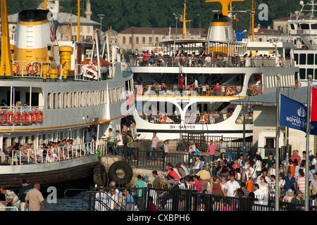 ISTANBUL, TÜRKEI. Eine geschäftige, bunte Szene am Eminonu Fährterminal am Goldenen Horn. 2012. Stockfoto