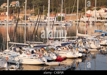 Kephallonia, Griechenland - 12. September 2012: Yachten vor Anker in der Fischerei Hafen von Fiskardo im Norden von Kefalonia - Morgenlicht Stockfoto