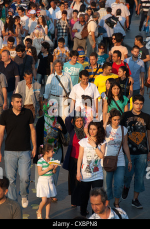 ISTANBUL, TÜRKEI. Fähre Passagiere in Eminönü Fährterminal am Goldenen Horn. 2012. Stockfoto