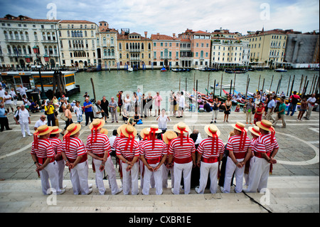 Mitglieder der "Coro della Serenissima" den Segen der historischen Regatta, Venedig, Italien. Stockfoto