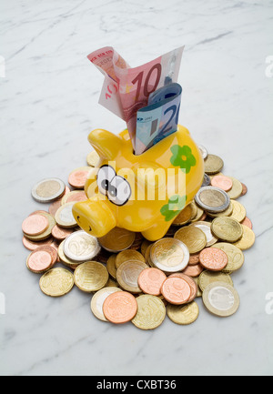 Hamburg, Spardose mit Banknoten und Münzen Stockfoto