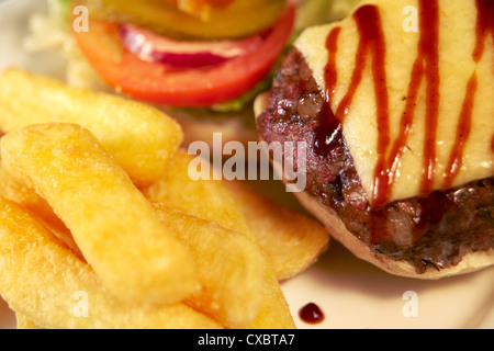 klassische Burger und Pommes Frites mit Salat garniert Stockfoto