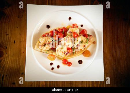 Mediterranen Garnelen und gerösteten Tomaten auf geröstetem ciabatta Stockfoto