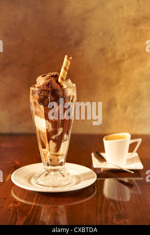 Ein Stillleben Schuss Schokolade Eisbecher und eine Tasse espresso Stockfoto