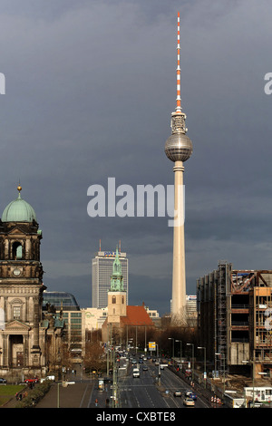 Berliner Fernsehturm und Karl-Liebknecht-Straße Stockfoto