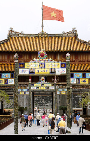 Vietnam, Meridian-Tor der Königsstadt mit vietnamesischen Flagge in Hue Stockfoto